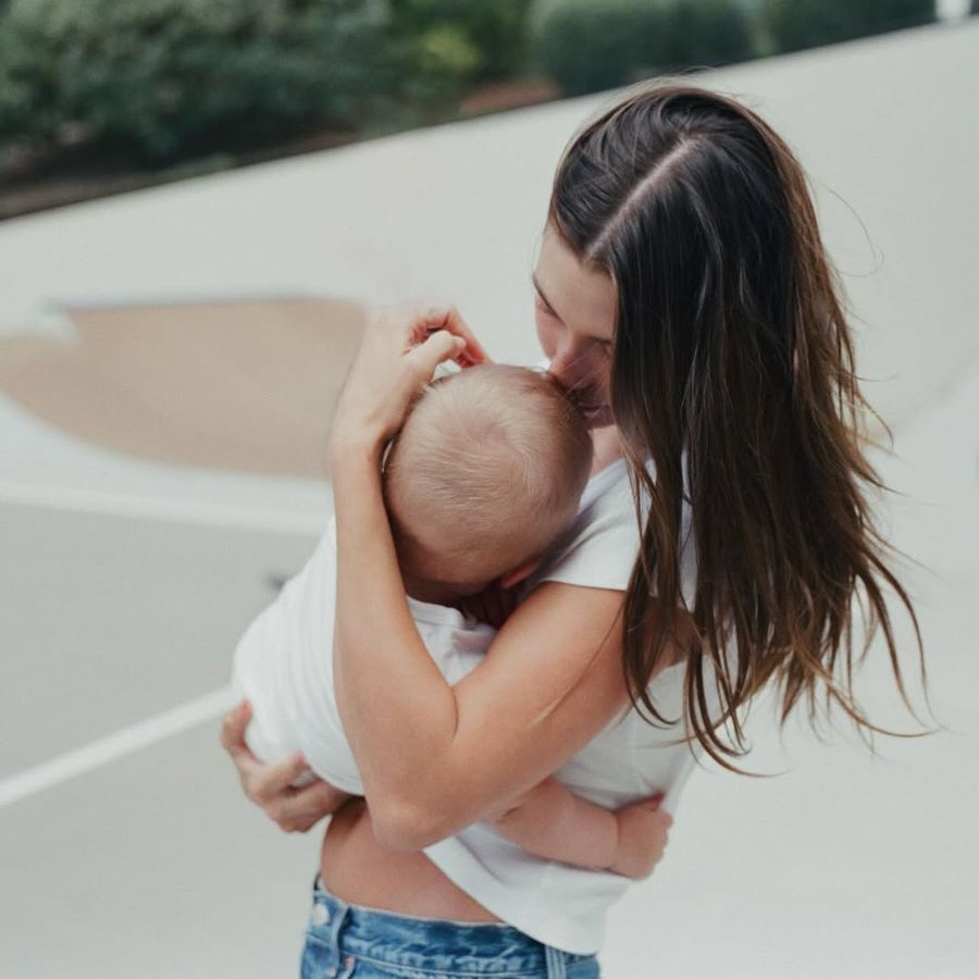 hailey-bieber-dificil-vestir-hijo
